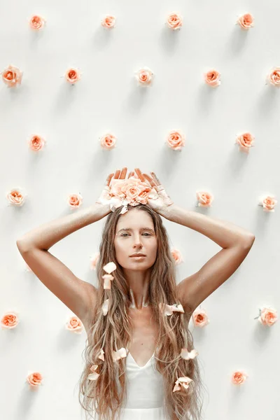 Retrato de modelo de moda com rosas e poeira dourada — Fotografia de Stock