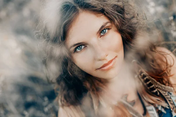 Hermosa joven boho estilo mujer en un campo al atardecer — Foto de Stock