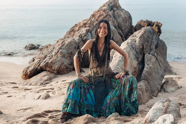 Vidám boho stílusú fiatal hippi lány ül a strandon: sunse — Stock Fotó