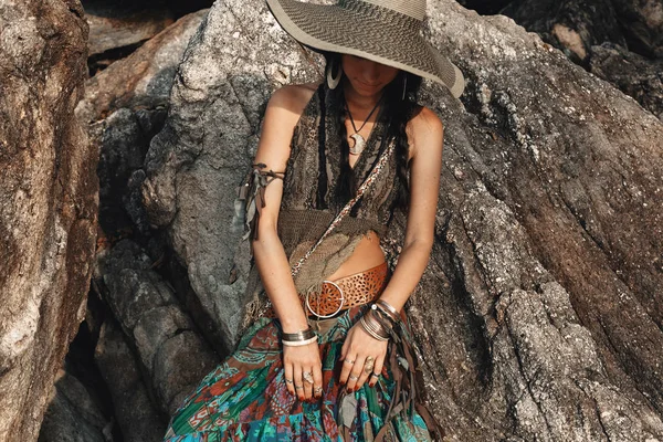 Boho stil genç kadın kapak yüz şapka ile — Stok fotoğraf