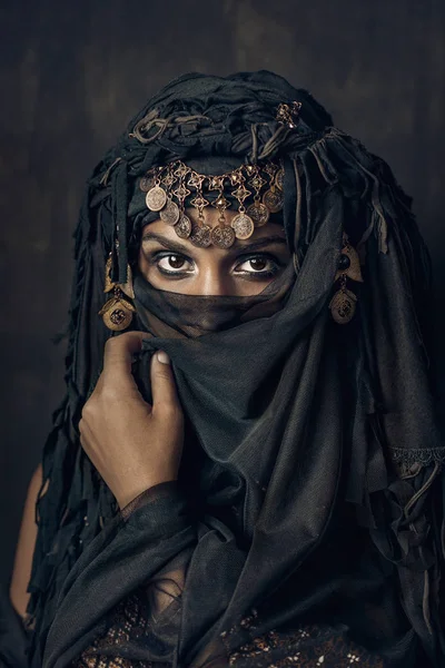 Doğu kadın Prenses kostüm kavramsal portre