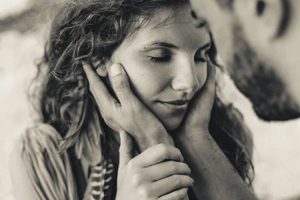 Mann hält Frau Gesicht in den Händen, bevor er küsst. Liebesbeziehung — Stockfoto