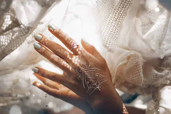 Close up de mão mulher com manicure tocando branco suborno fabri — Fotografia de Stock