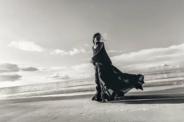 Modelo de mujer joven de moda bailando en la playa al atardecer — Foto de Stock