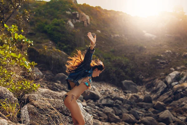 Alegre joven boho mujer en bikini divertirse al aire libre al atardecer — Foto de Stock