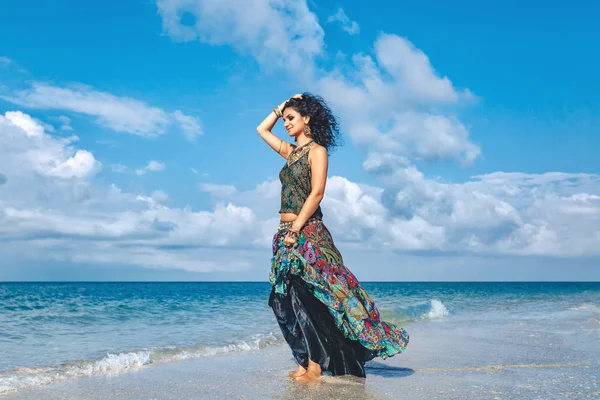 Krásná mladá boho žena na pláži — Stock fotografie