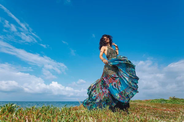 Vackra unga boho kvinna på stranden — Stockfoto