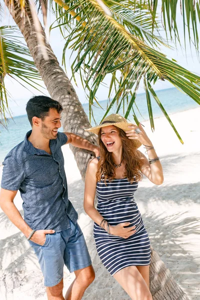 Veselý šťastný těhotná žena a muž baví na pláži — Stock fotografie