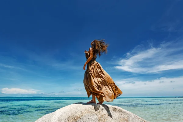 Hermosa mujer joven en vestido elegante en la playa — Foto de Stock