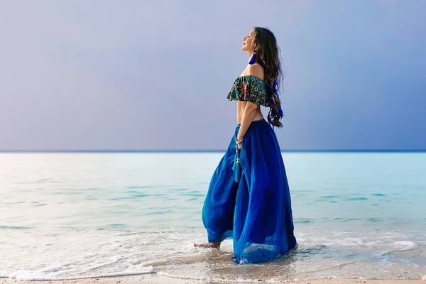 Hermosa Joven Mujer Con Estilo Falda Azul Playa — Foto de Stock