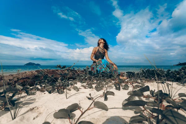 Bela jovem boho mulher na praia — Fotografia de Stock