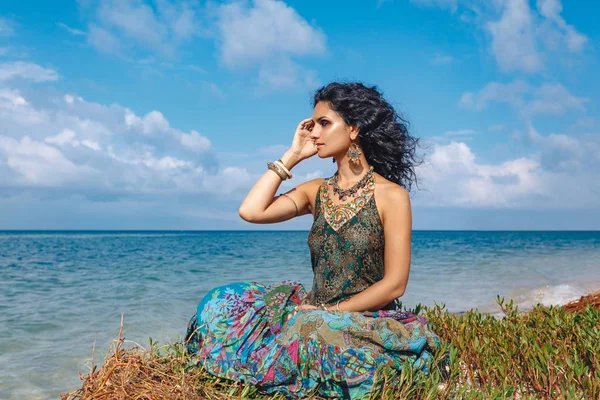 Bella giovane donna boho sulla spiaggia — Foto Stock