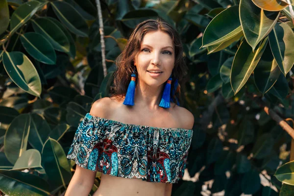 Alegre joven elegante mujer retrato en tropical fondo — Foto de Stock