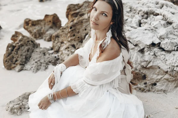 Красивая молодая стильная женщина сидит на пляже — стоковое фото