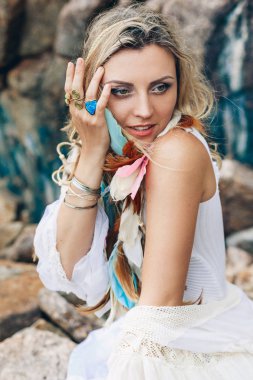 Beyaz elbiseli güzel genç boho tarzı kadın