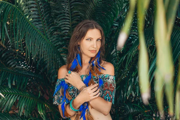 Hermoso joven mujer elegante retrato sobre fondo tropical — Foto de Stock