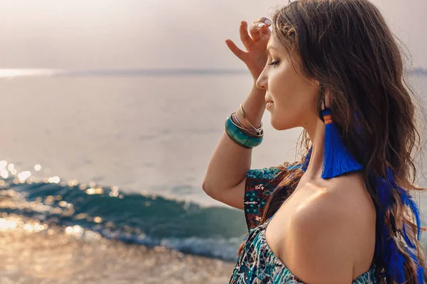 Bella giovane donna elegante in gonna blu sulla spiaggia — Foto Stock