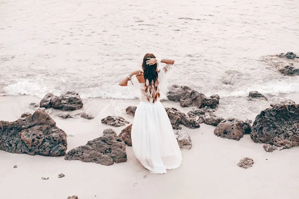 Hermosa joven mujer boho con estilo en la playa al atardecer — Foto de Stock