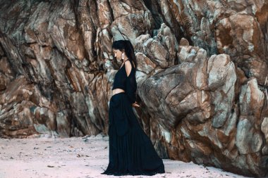 Boho stil genç kadın açık havada 