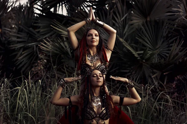 Dois belos dançarinos de barriga fusão tribal em trajes ao ar livre — Fotografia de Stock