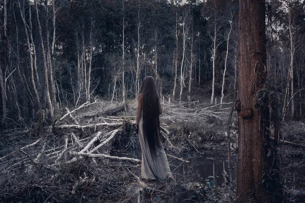 Belle jeune femme modèle aux cheveux très longs en forêt . — Photo