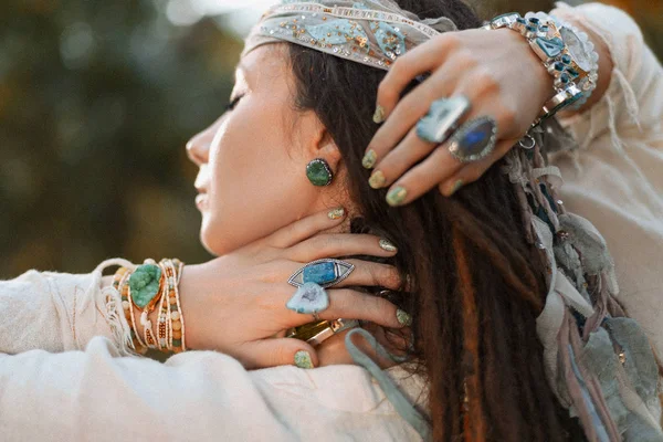 Hermosa mujer joven y elegante con accesorios boho — Foto de Stock