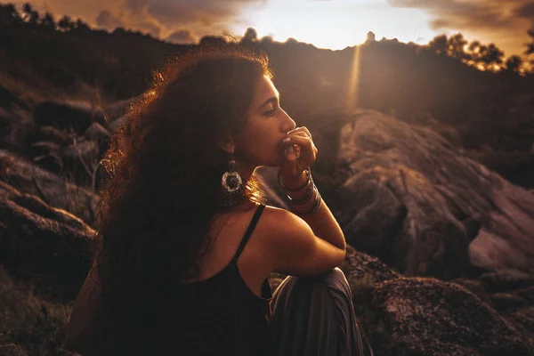 Hermoso retrato de mujer joven al atardecer en la cima de la montaña —  Fotos de Stock