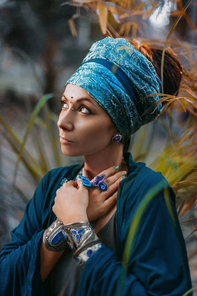 Stylová žena na sobě turban s drahokamy příslušenství — Stock fotografie