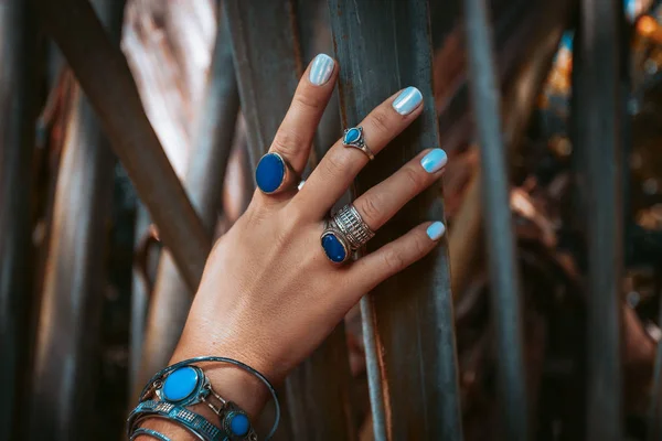 Primer plano de la mano de la mujer con anillos de piedras preciosas — Foto de Stock