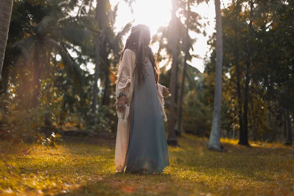 Schöne junge stilvolle Frau mit Boho-Accessoires — Stockfoto