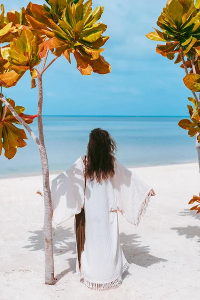 Bella giovane donna in stile boho sulla spiaggia — Foto Stock