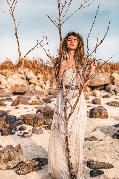 Bella giovane donna in elegante vestito boho posa all'aperto — Foto Stock