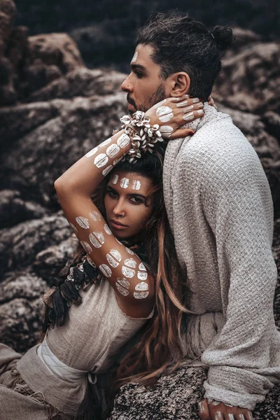 Hermosa joven salvaje libre pareja en trajes tribales —  Fotos de Stock