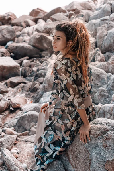 Belle jeune femme avec des plumes dans les cheveux à l'extérieur gros plan — Photo