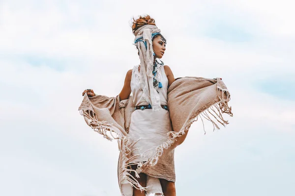 Jonge tribal stijl vrouw met veel Boho accessoires buitenshuis — Stockfoto