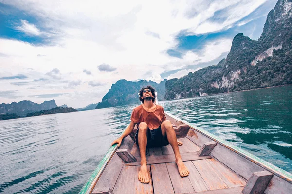 Joven turista sentado en la proa del barco en el lago — Foto de Stock