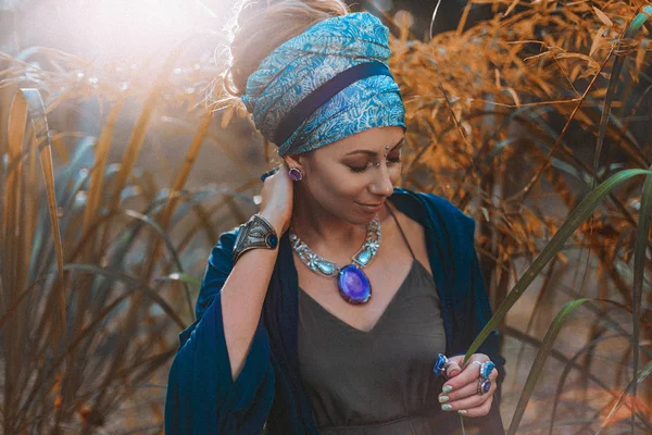 Elegante donna che indossa turbante con con accessori pietre preziose — Foto Stock