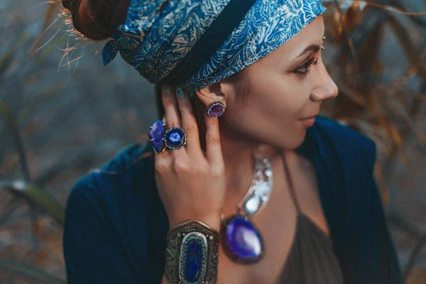 Mujer elegante con turbante con piedras preciosas accesorios —  Fotos de Stock