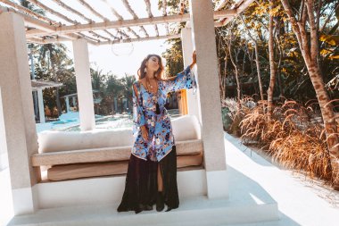 gün batımında zarif elbise güzel genç moda modeli 