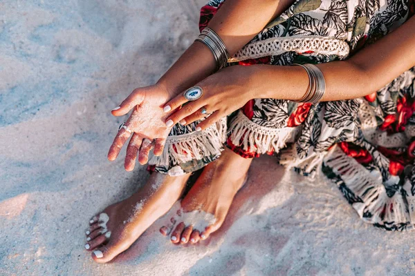 Close up de elegante jovem mulher com acessórios boho — Fotografia de Stock