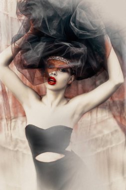 Kırmızı dudaklı şık kadın portresi.