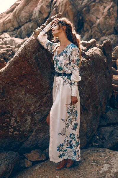 Taş plajda zarif şık elbise güzel genç kadın — Stok fotoğraf