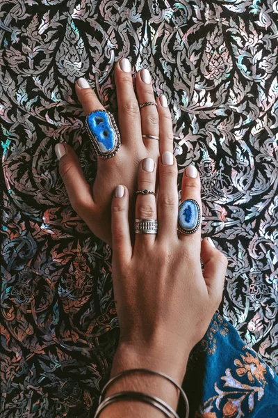 Close up της γυναίκας χέρια με πολύτιμους λίθους κοσμήματα αξεσουάρ — Φωτογραφία Αρχείου