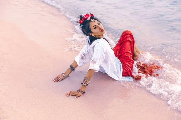 Belle jeune femme boho élégant sur la plage au coucher du soleil — Photo