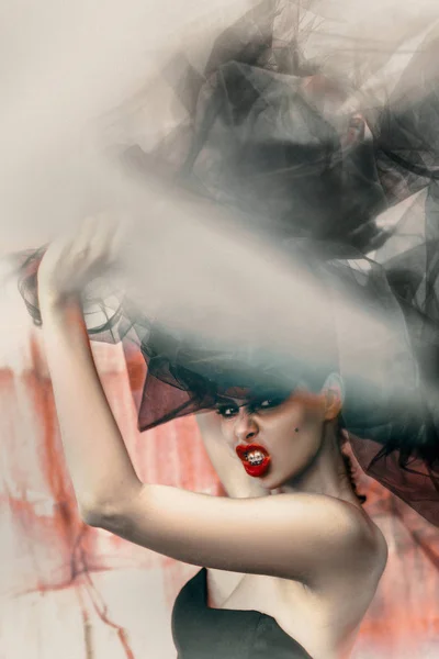 Portrait de femme élégant à la mode avec lèvres rouges concept — Photo