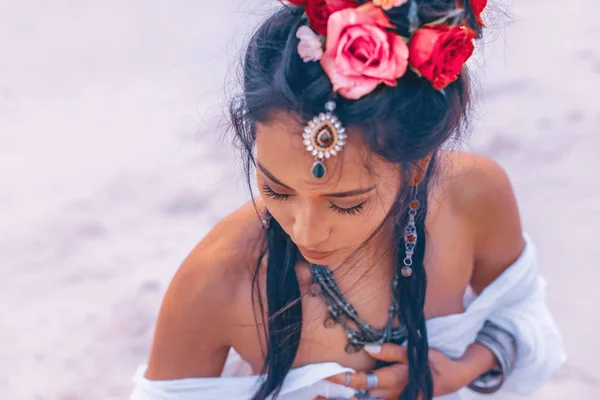 Close-up portret van oosters stijlvol boho meisje op het strand — Stockfoto