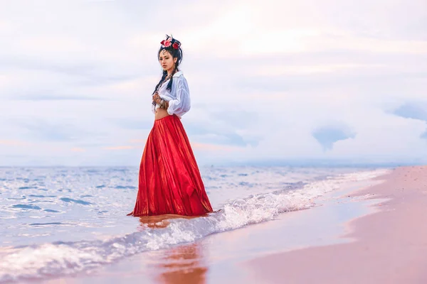 Belle jeune femme boho élégant marchant sur la plage — Photo