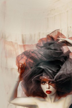 Kırmızı dudaklı şık kadın portresi.