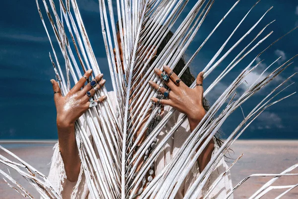 Close Van Mooie Jonge Tribale Stijl Vrouw Met Veel Accessoires — Stockfoto