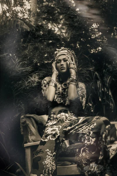 Piękna Młoda Stylowa Kobieta Tropikalnym Tle Koncepcja Podwójnej Ekspozycji — Zdjęcie stockowe